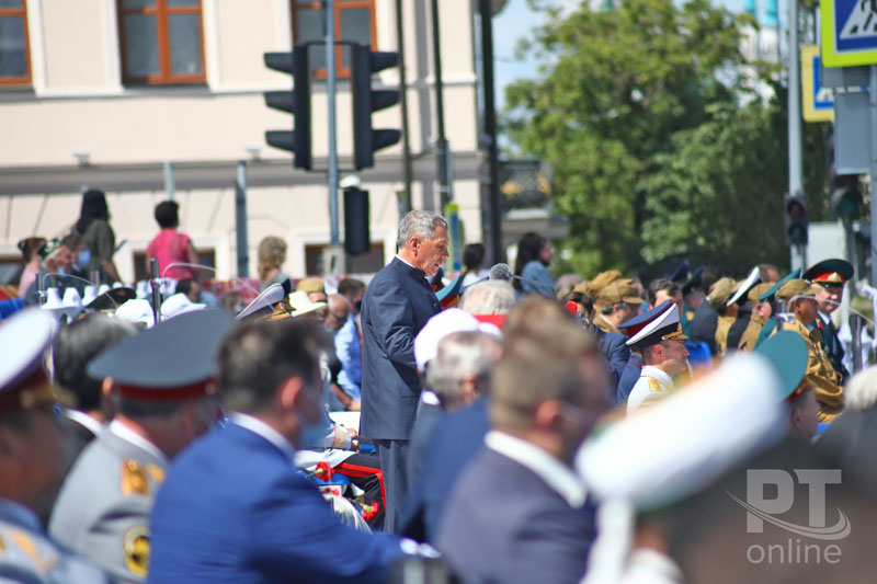 По площади Свободы пронесли знамя Победы