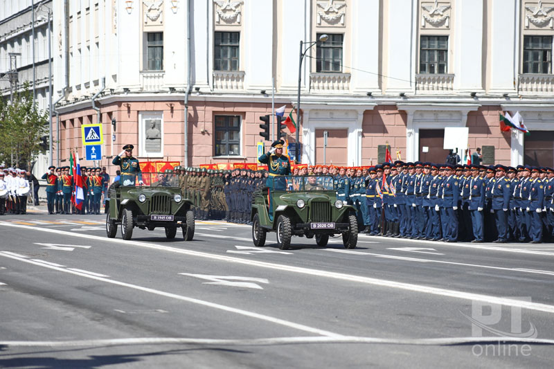 По площади Свободы пронесли знамя Победы