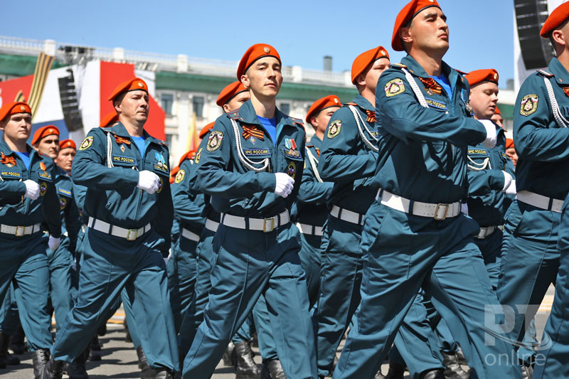 По площади Свободы пронесли знамя Победы