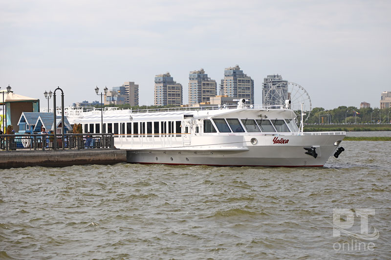 Глава Якутии осмотрел пассажирское судно «Чайка»