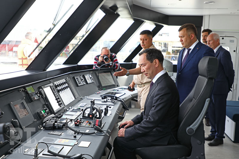 Глава Якутии осмотрел пассажирское судно «Чайка»