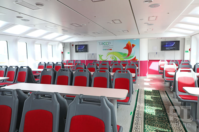 Глава Якутии осмотрел пассажирское судно «Чайка»