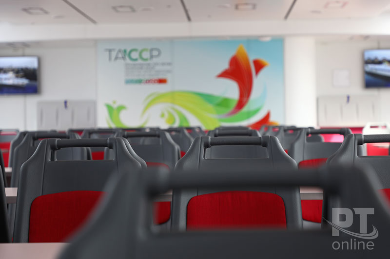 Глава Якутии осмотрел пассажирское судно «Чайка»