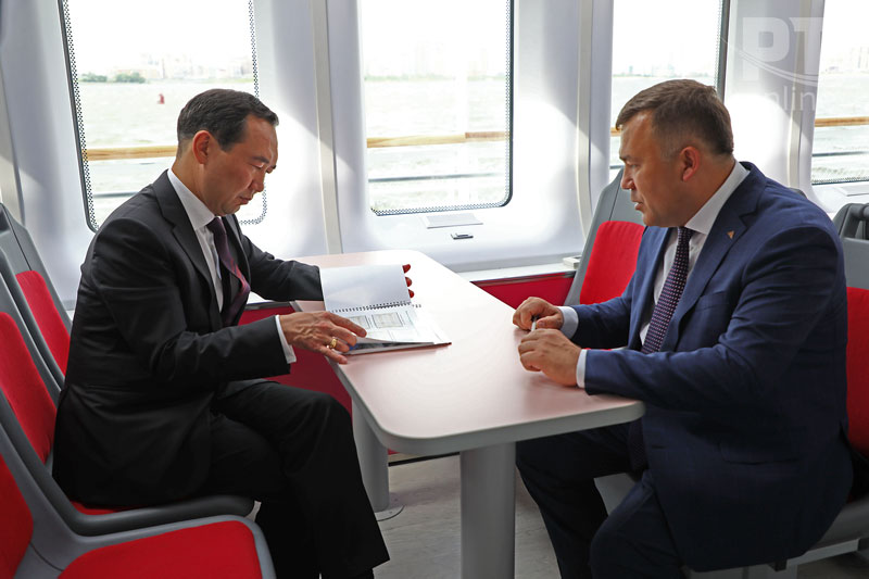 Глава Якутии осмотрел пассажирское судно «Чайка»