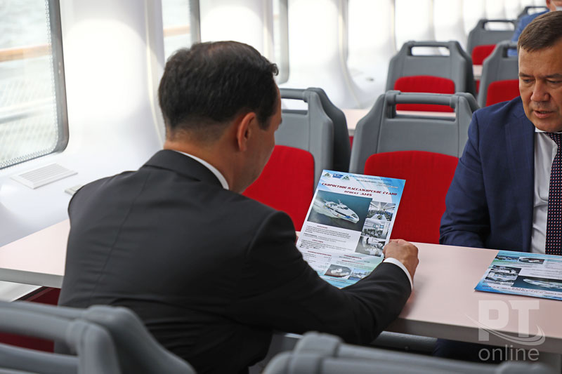 Глава Якутии осмотрел пассажирское судно «Чайка»