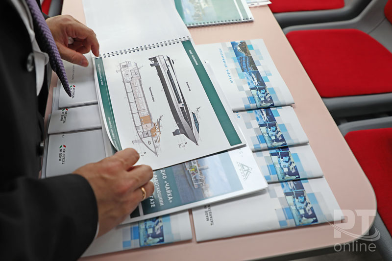 Глава Якутии осмотрел пассажирское судно «Чайка»