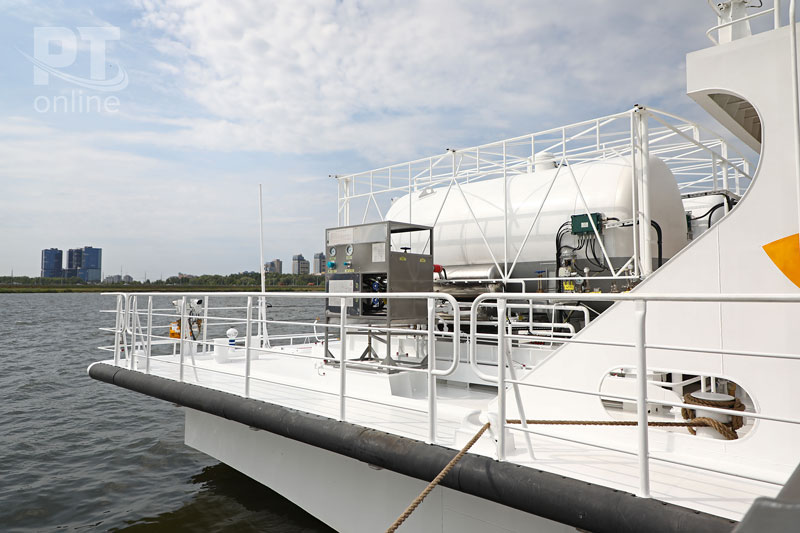 Глава Якутии осмотрел пассажирское судно «Чайка»