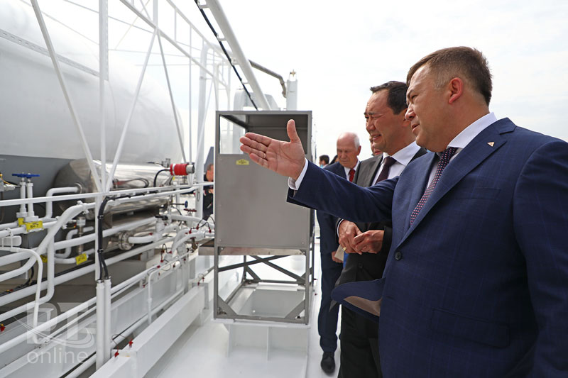 Глава Якутии осмотрел пассажирское судно «Чайка»