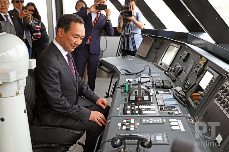 Глава Якутии осмотрел пассажирское судно «Чайка»