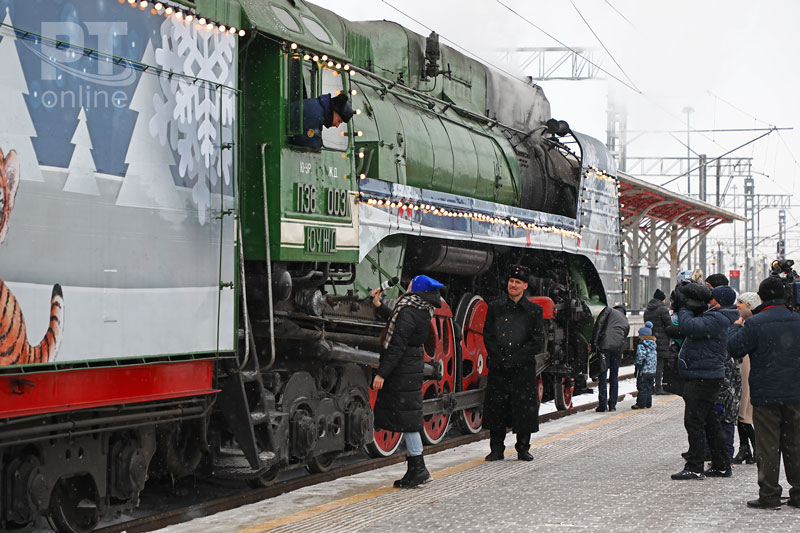 Дед Мороз и чудо-паровоз