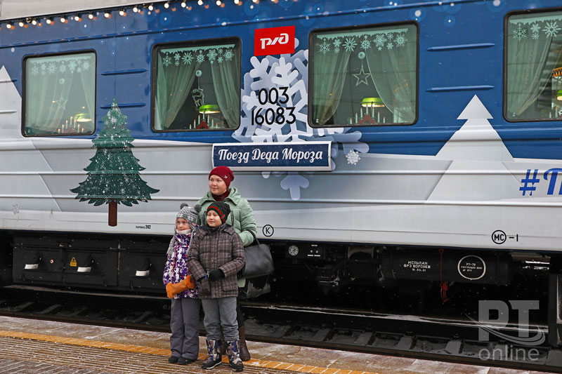 Дед Мороз и чудо-паровоз