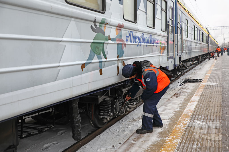 Дед Мороз и чудо-паровоз