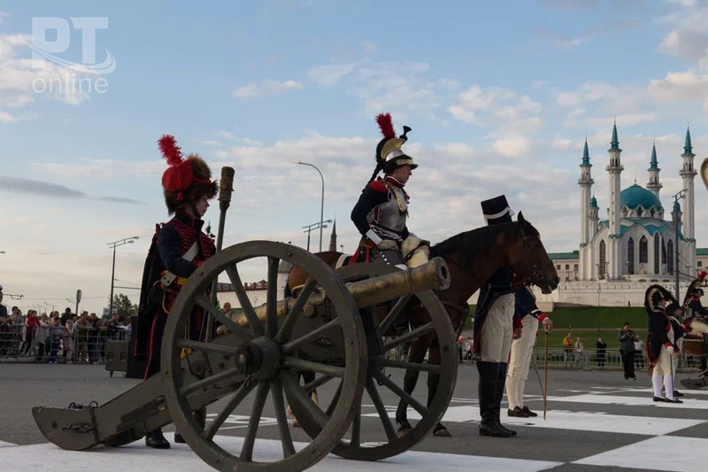 Живые шахматы под стенами Казанского Кремля