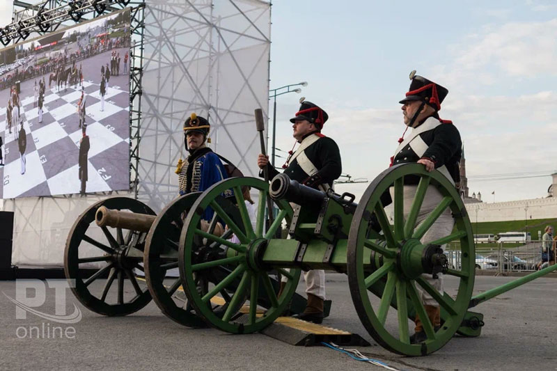 Живые шахматы под стенами Казанского Кремля