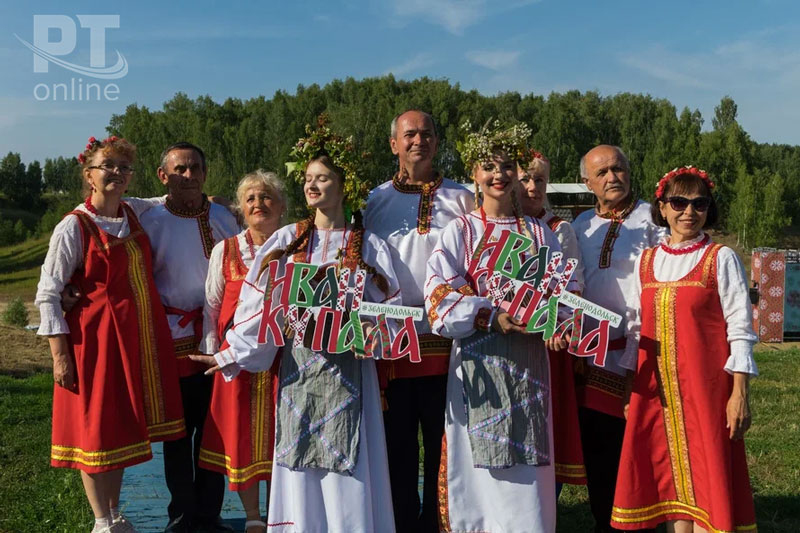 Искры ночного костра и венки на водной глади