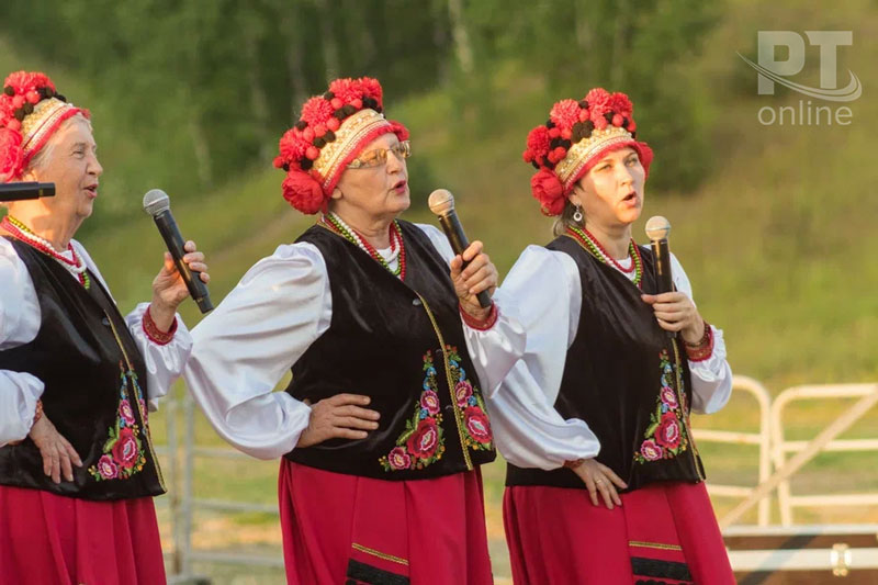 Искры ночного костра и венки на водной глади