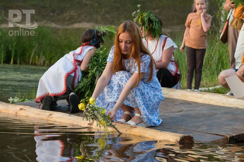 Искры ночного костра и венки на водной глади
