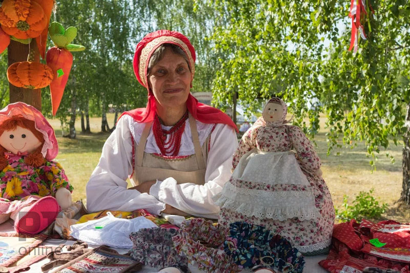 Искры ночного костра и венки на водной глади