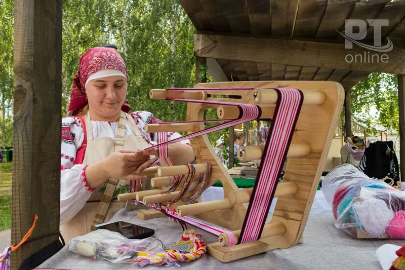 Искры ночного костра и венки на водной глади