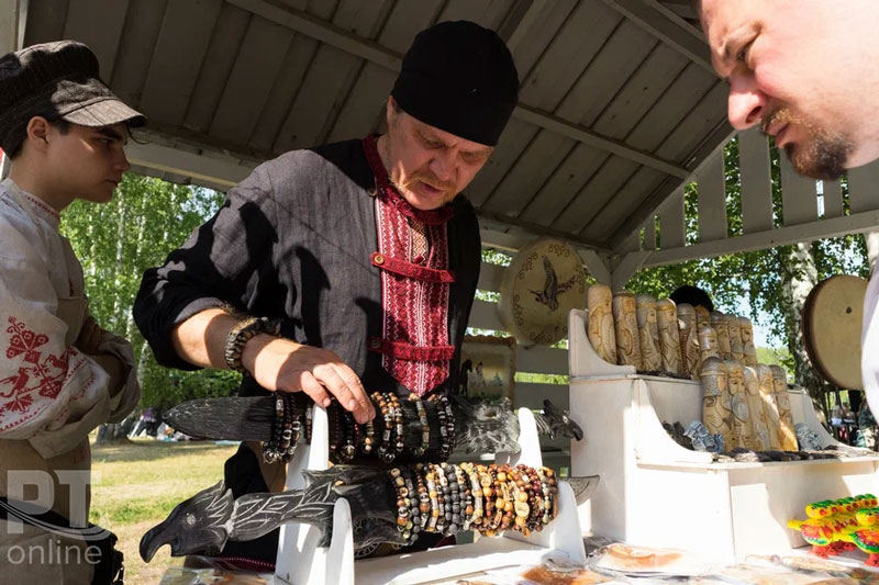 Искры ночного костра и венки на водной глади