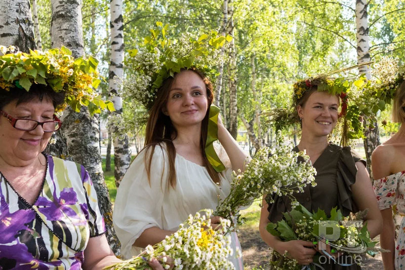 Искры ночного костра и венки на водной глади