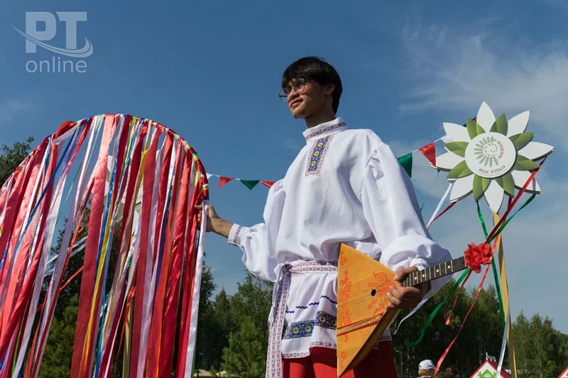 Искры ночного костра и венки на водной глади