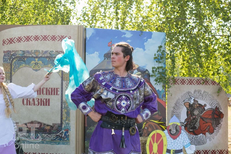 Искры ночного костра и венки на водной глади