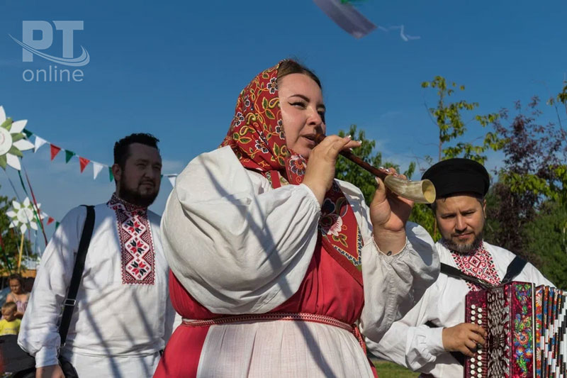Искры ночного костра и венки на водной глади