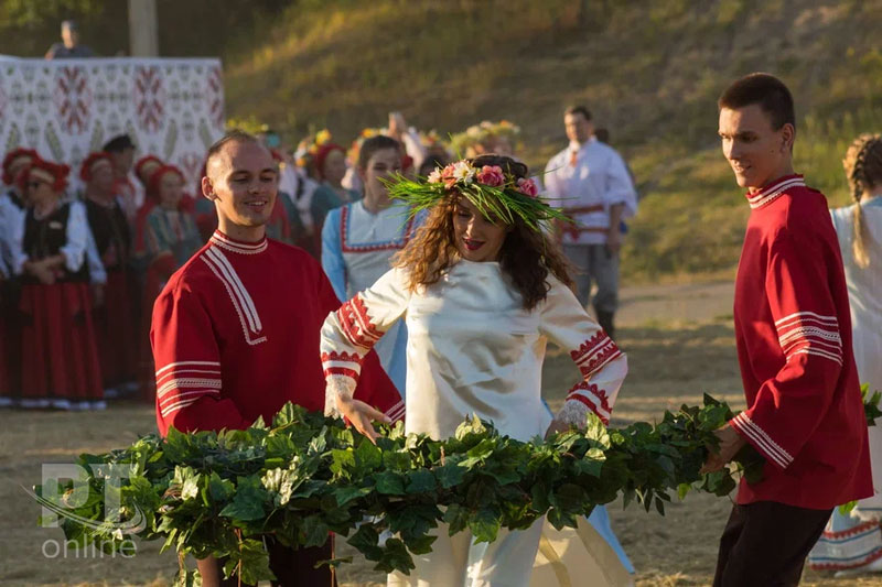 Искры ночного костра и венки на водной глади