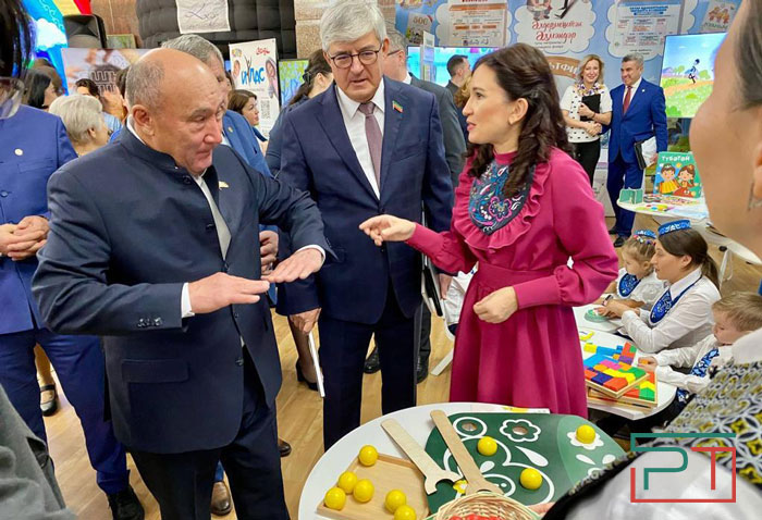 Выставку медиапроектов по сохранению родных языков презентовали Комиссии при Раисе РТ