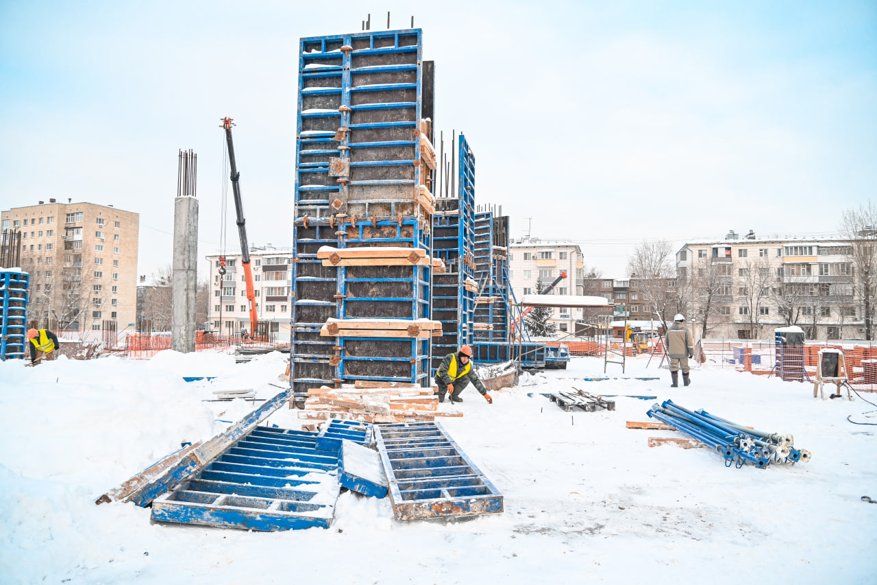 Минниханов осмотрел стройку театра Камала, Детского парка и отеля к саммиту БРИКС