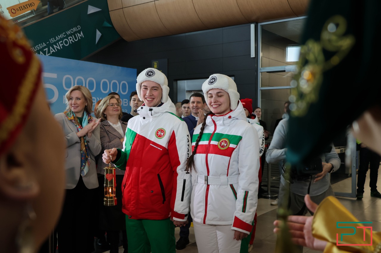 Молодожены привезли в Казань огонь для семейного очага