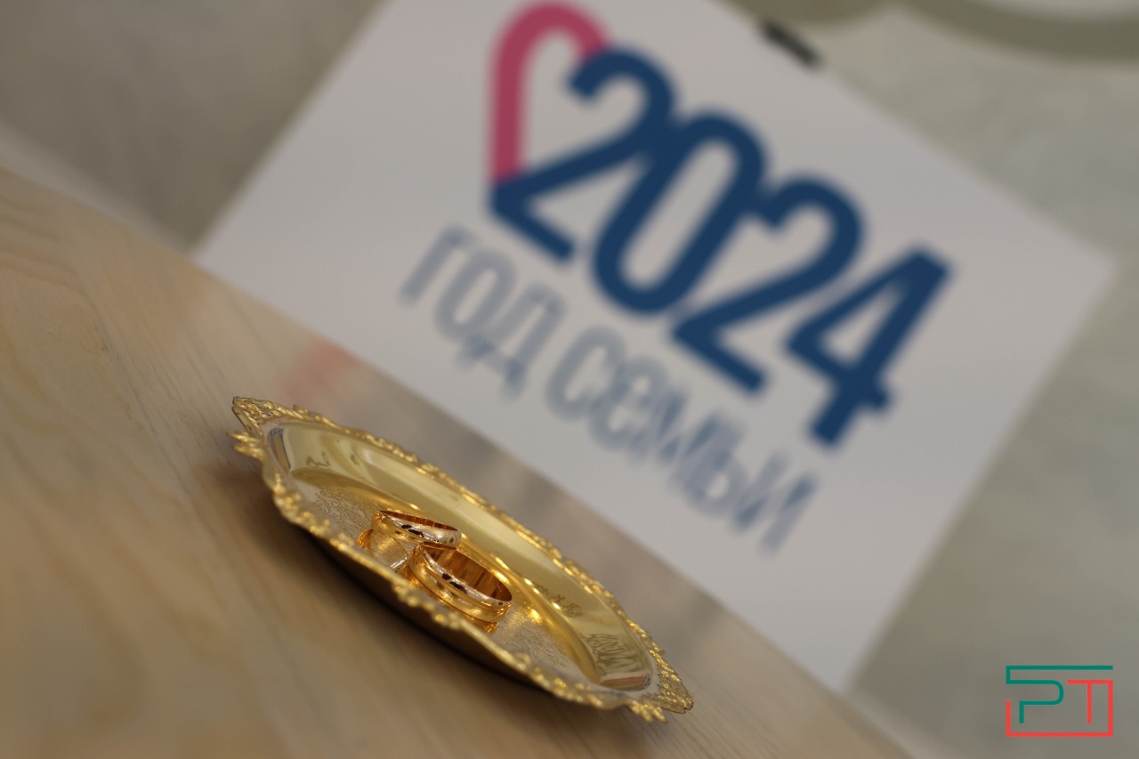 Молодожены привезли в Казань огонь для семейного очага