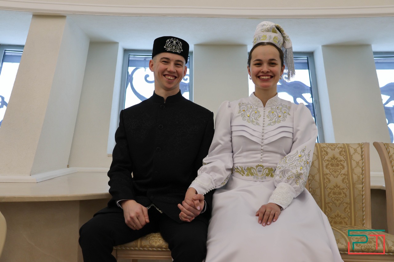 Молодожены привезли в Казань огонь для семейного очага