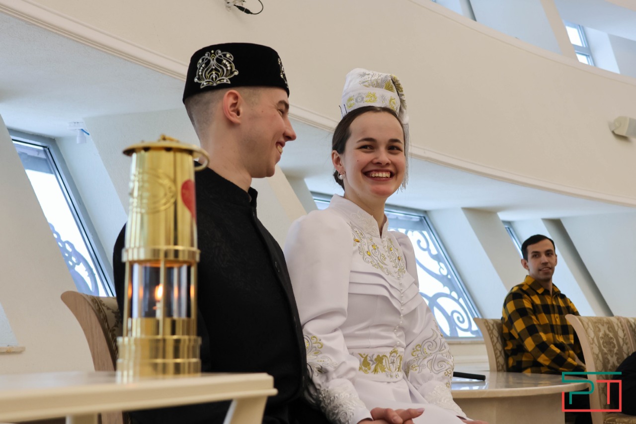 Молодожены привезли в Казань огонь для семейного очага