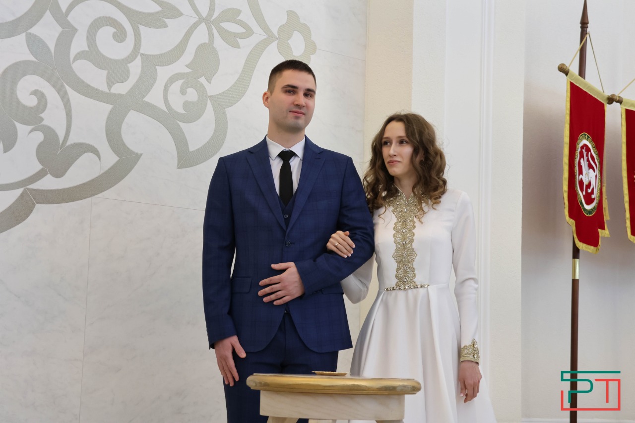 Молодожены привезли в Казань огонь для семейного очага