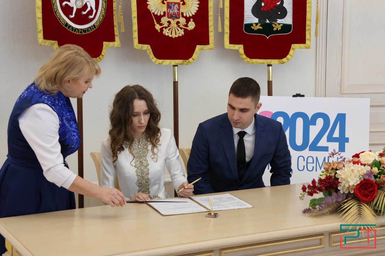 Молодожены привезли в Казань огонь для семейного очага