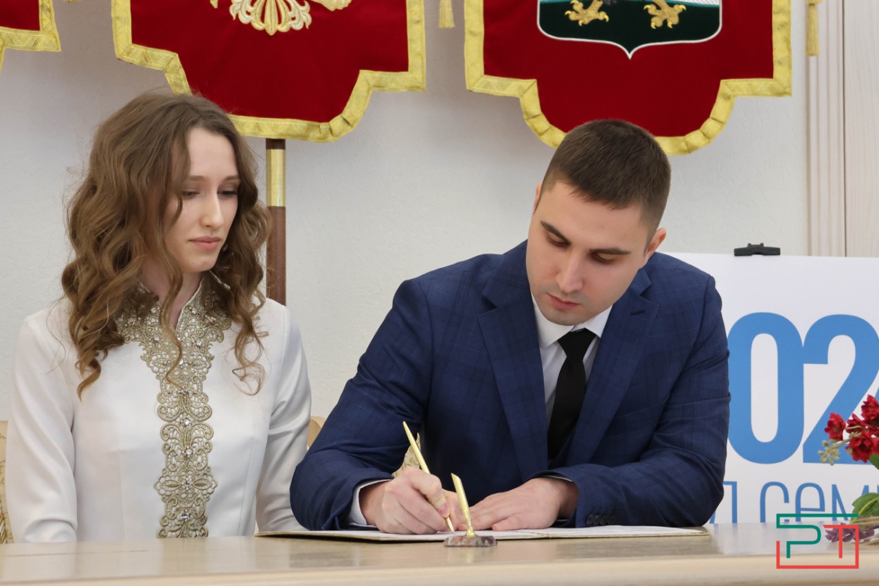 Молодожены привезли в Казань огонь для семейного очага