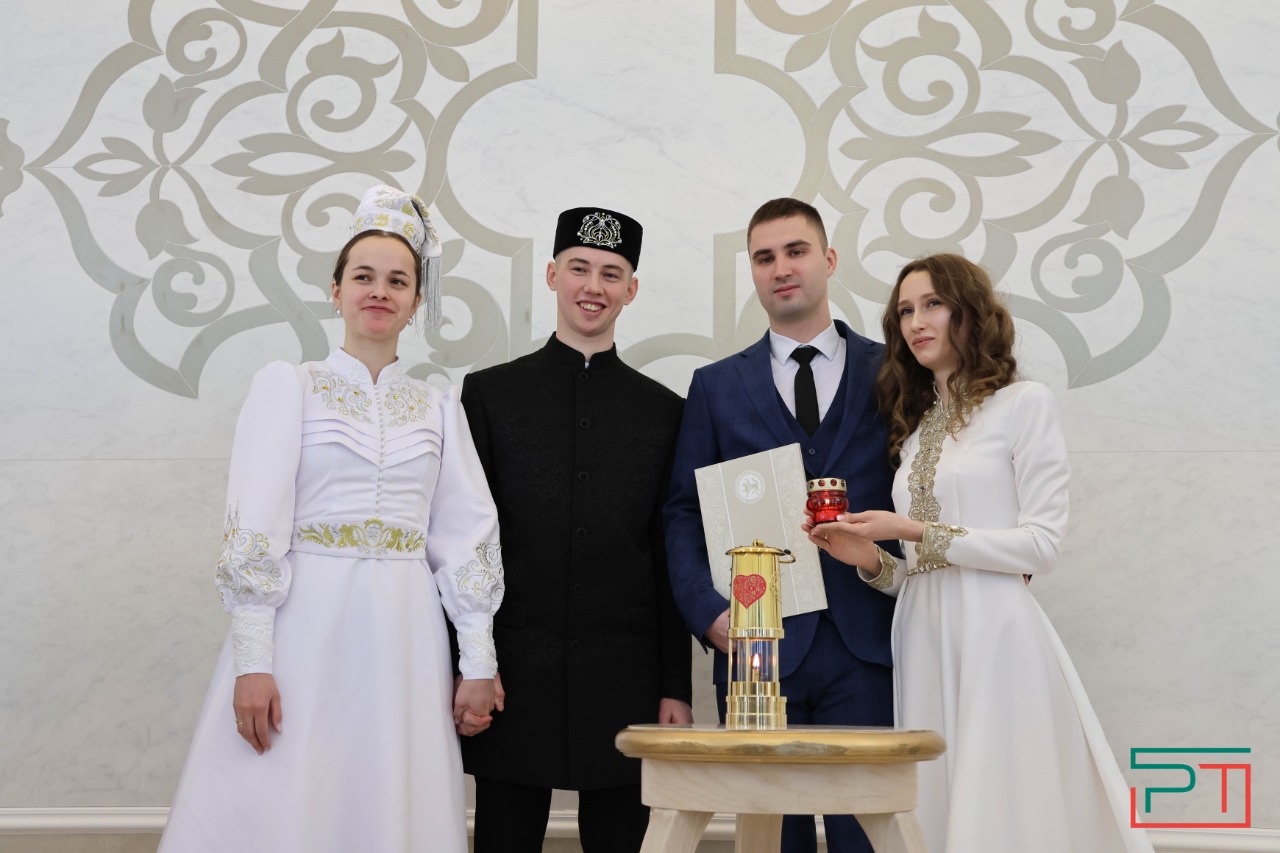 Молодожены привезли в Казань огонь для семейного очага