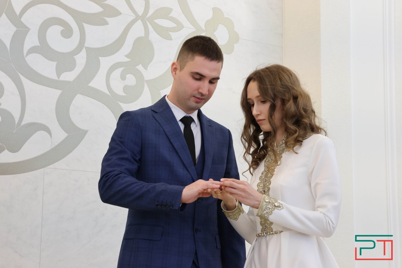 Молодожены привезли в Казань огонь для семейного очага