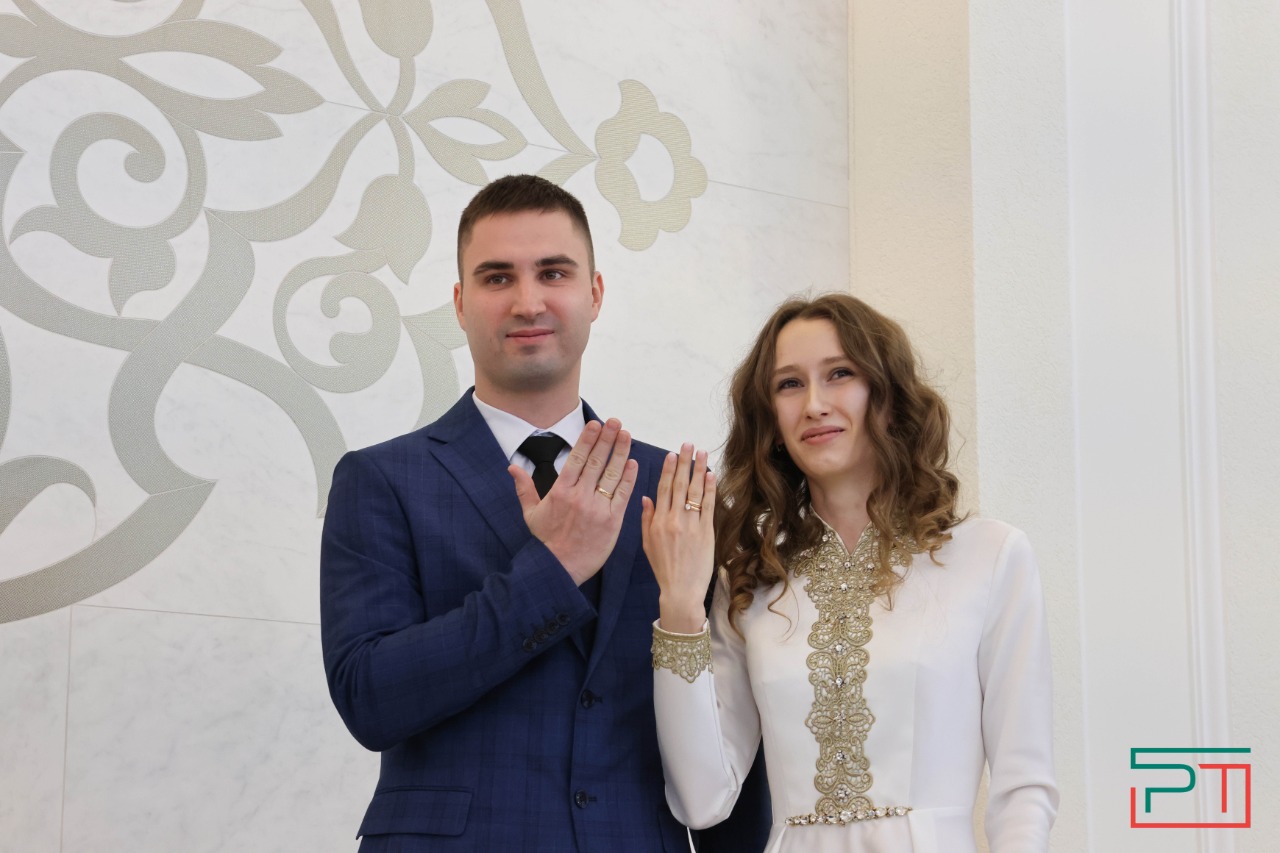 Молодожены привезли в Казань огонь для семейного очага