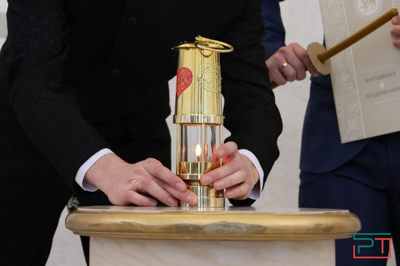 Молодожены привезли в Казань огонь для семейного очага