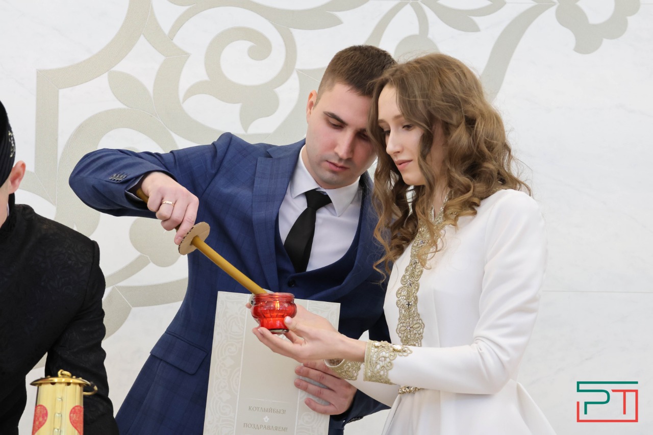 Молодожены привезли в Казань огонь для семейного очага