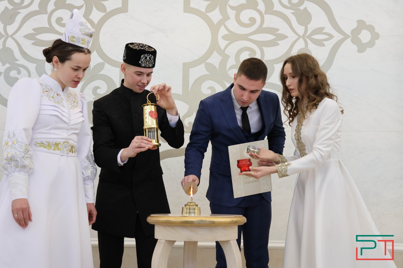 Молодожены привезли в Казань огонь для семейного очага