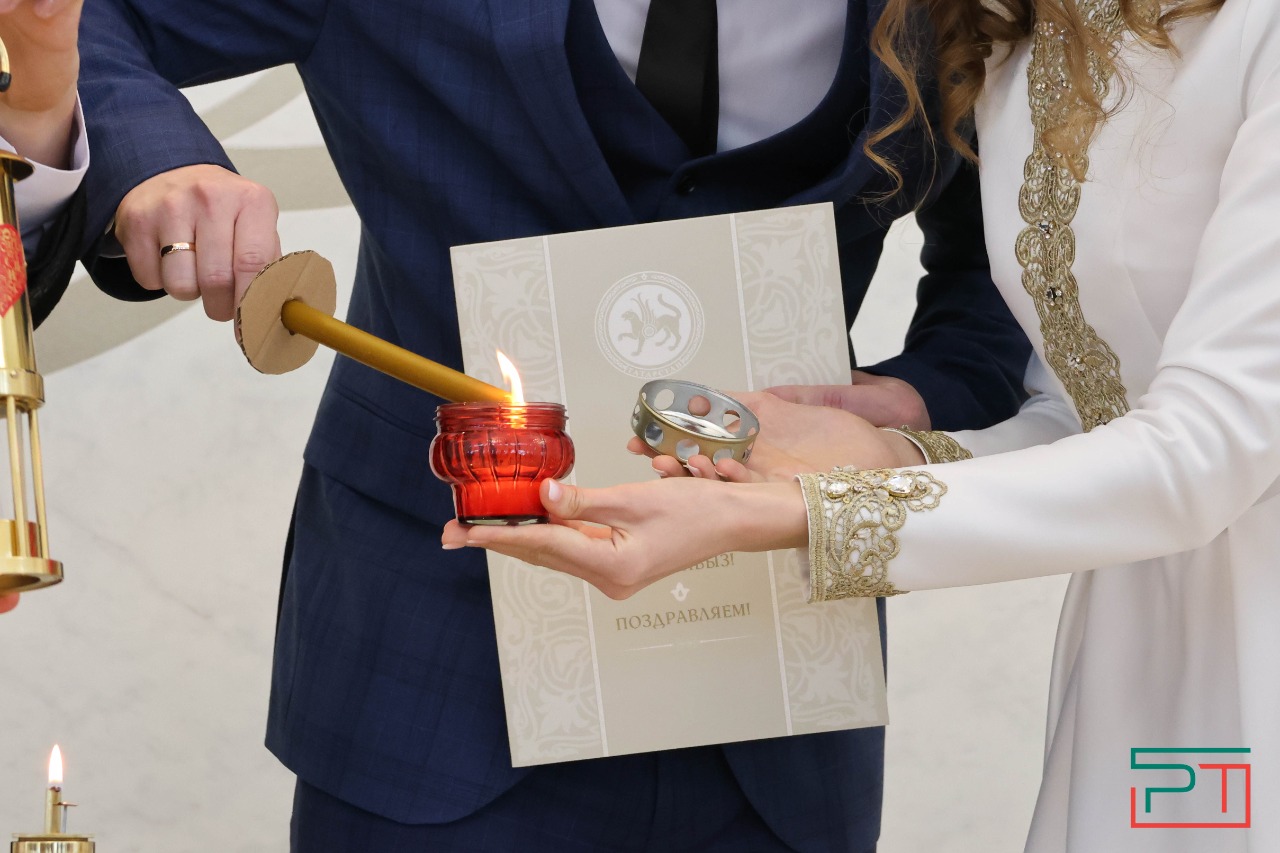 Молодожены привезли в Казань огонь для семейного очага