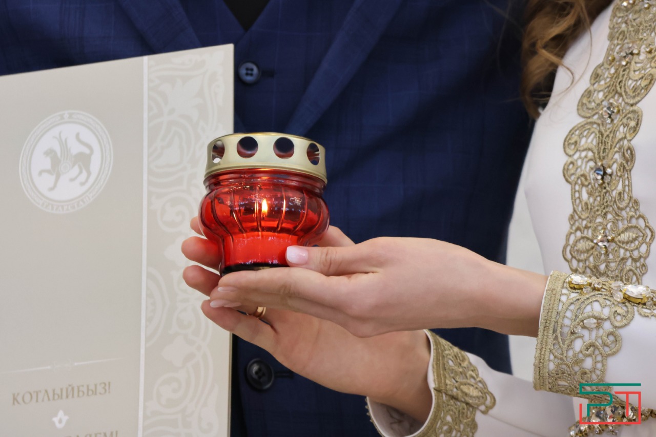 Молодожены привезли в Казань огонь для семейного очага