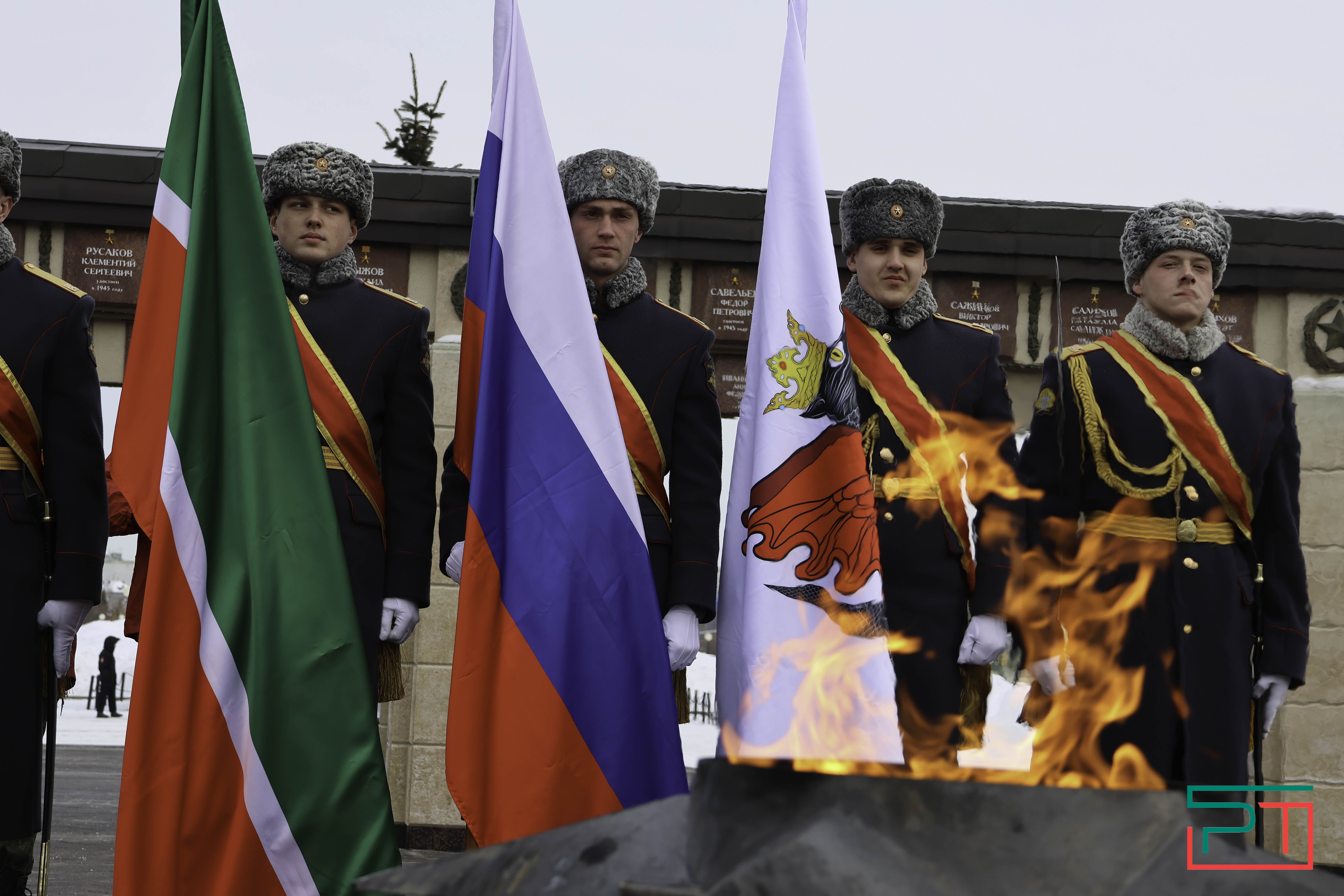 В честь Дня защитника Отечества в Казани возложили цветы к Вечному огню