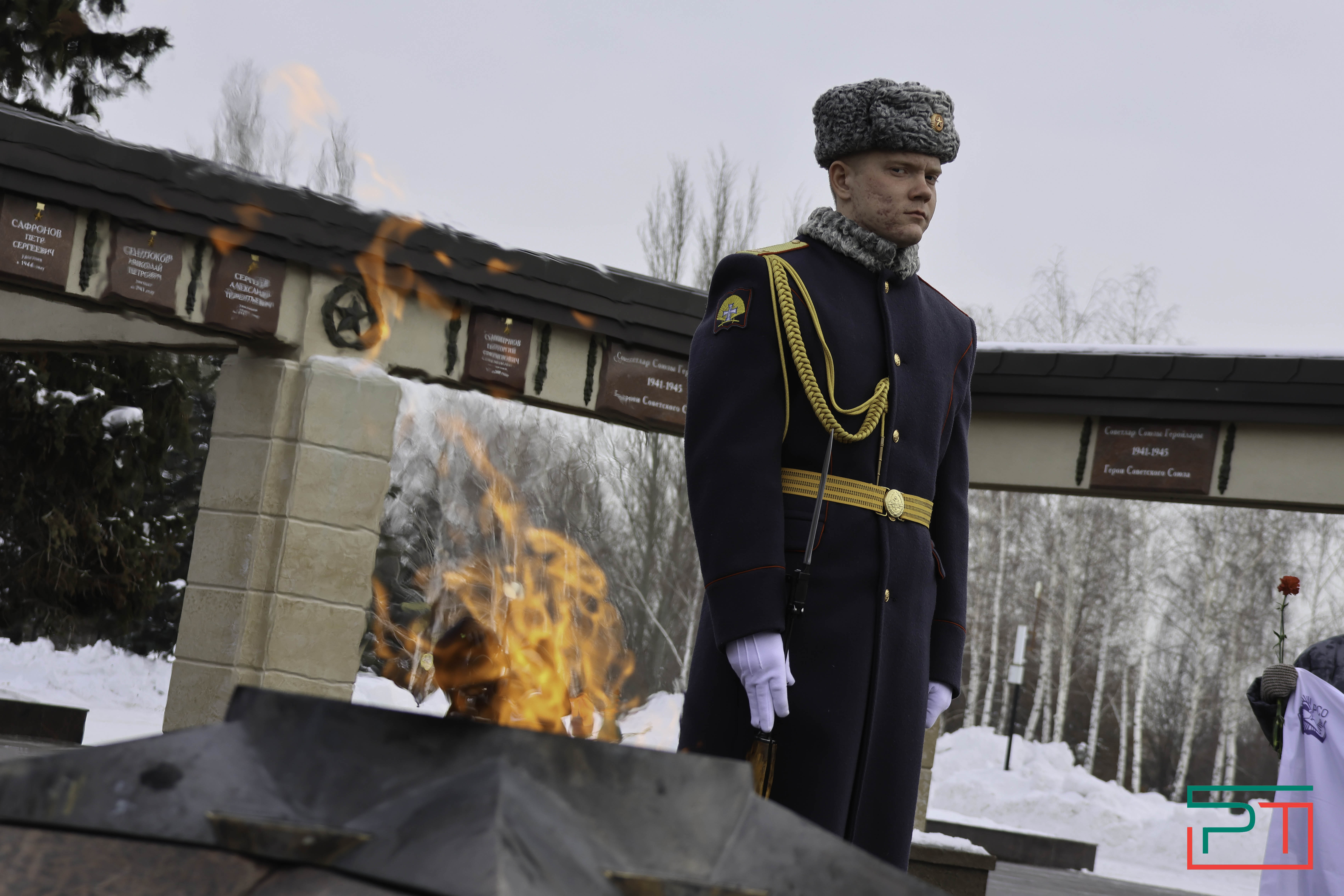 В честь Дня защитника Отечества в Казани возложили цветы к Вечному огню