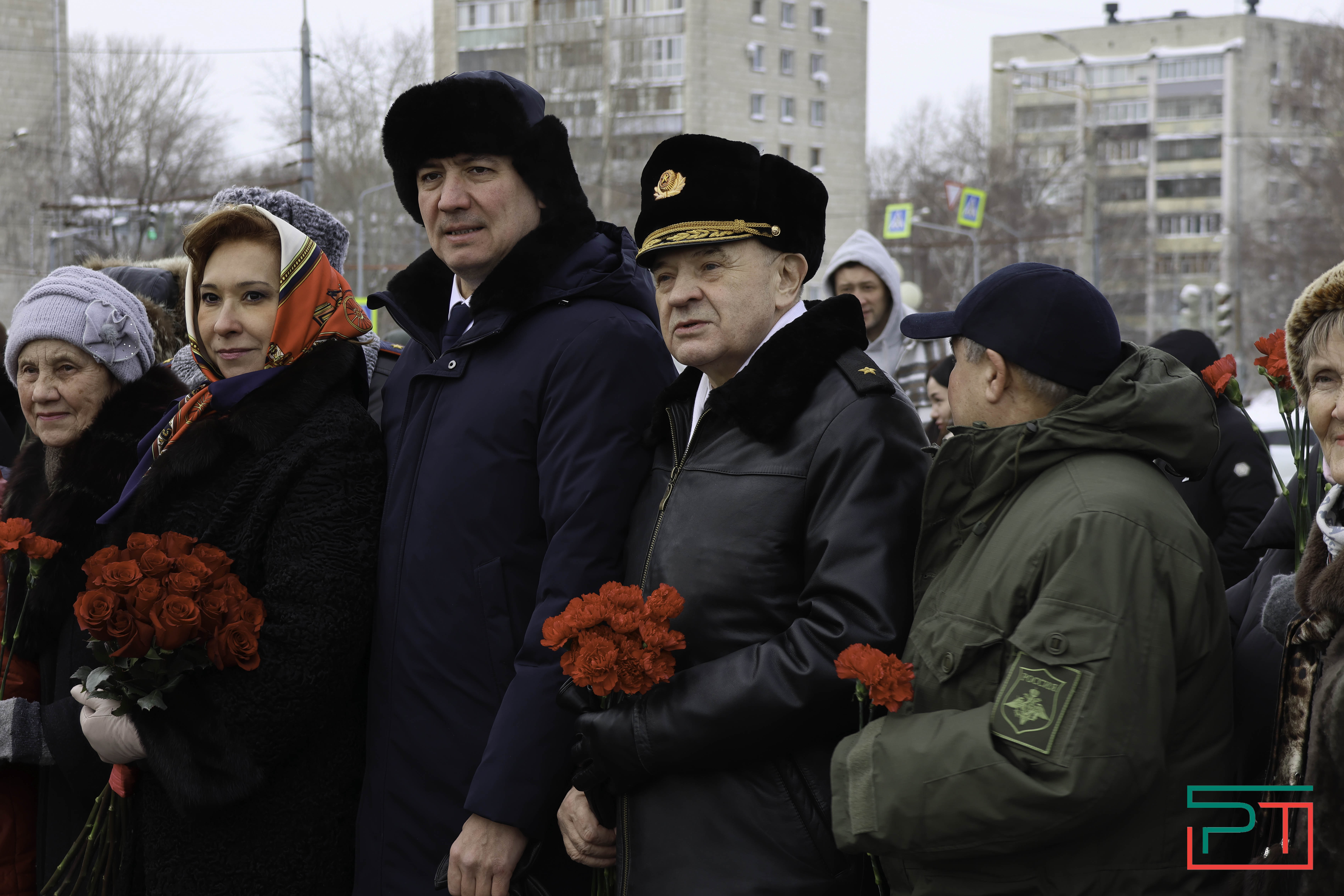 В честь Дня защитника Отечества в Казани возложили цветы к Вечному огню