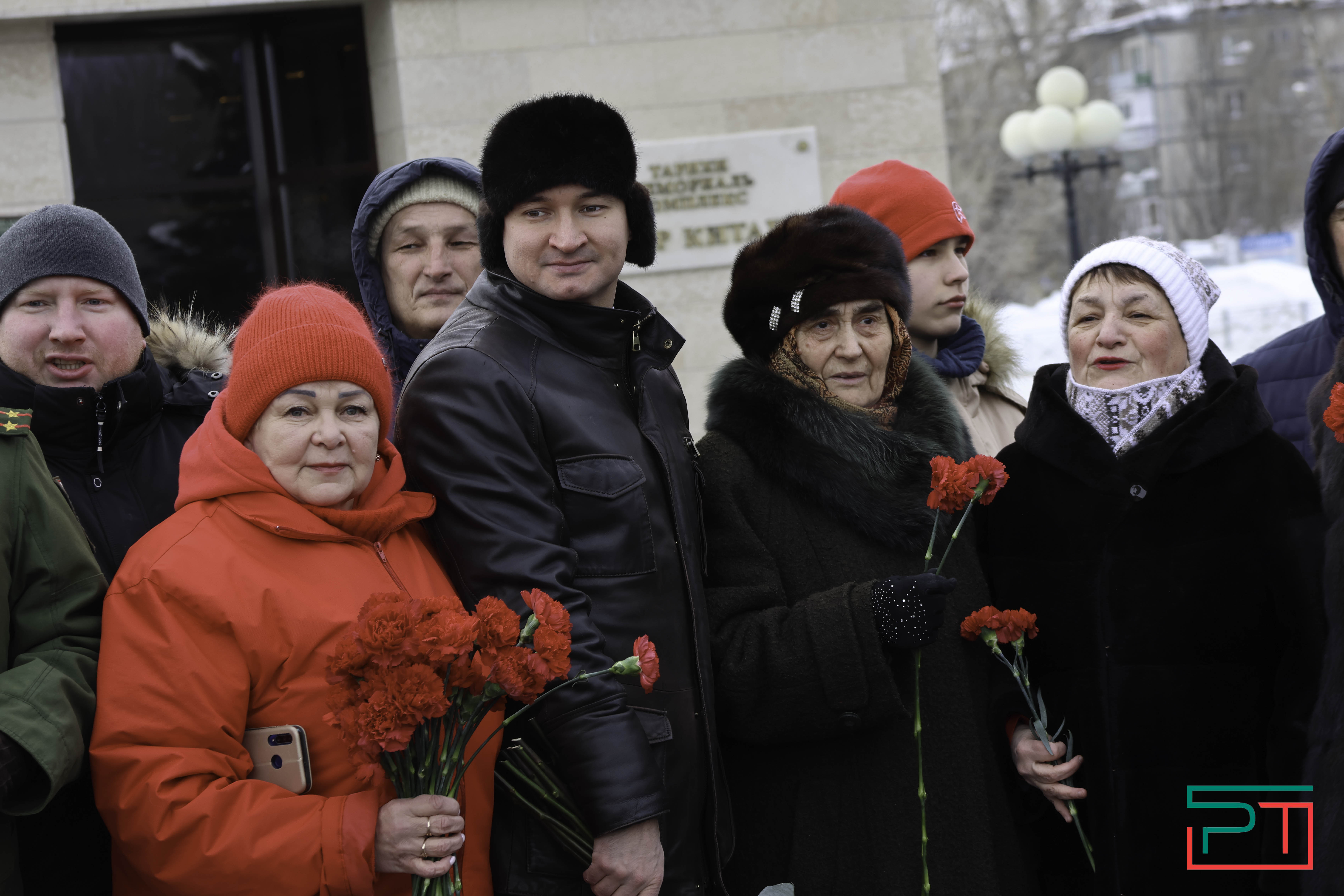 В честь Дня защитника Отечества в Казани возложили цветы к Вечному огню